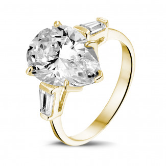 Rings - Ring in yellow gold with pear shaped diamond and taper cut baguette diamonds