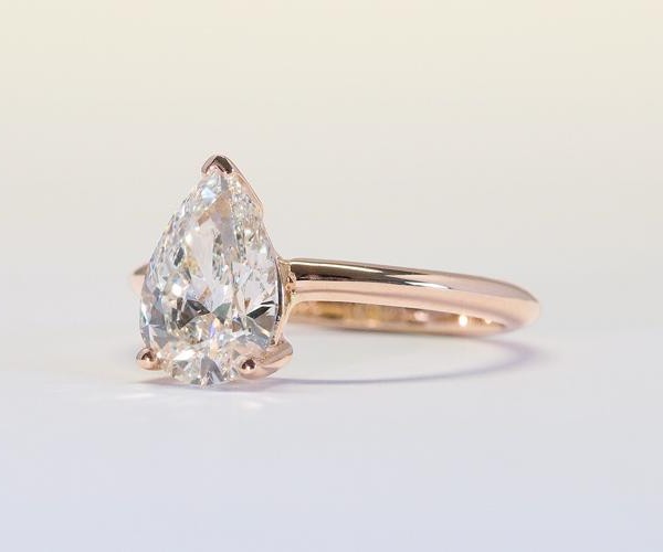 Engagement in 18 kt red gold with a pear shaped diamond