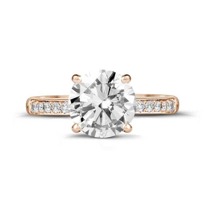 2.50 carat solitaire ring in red gold with four prongs and side diamonds