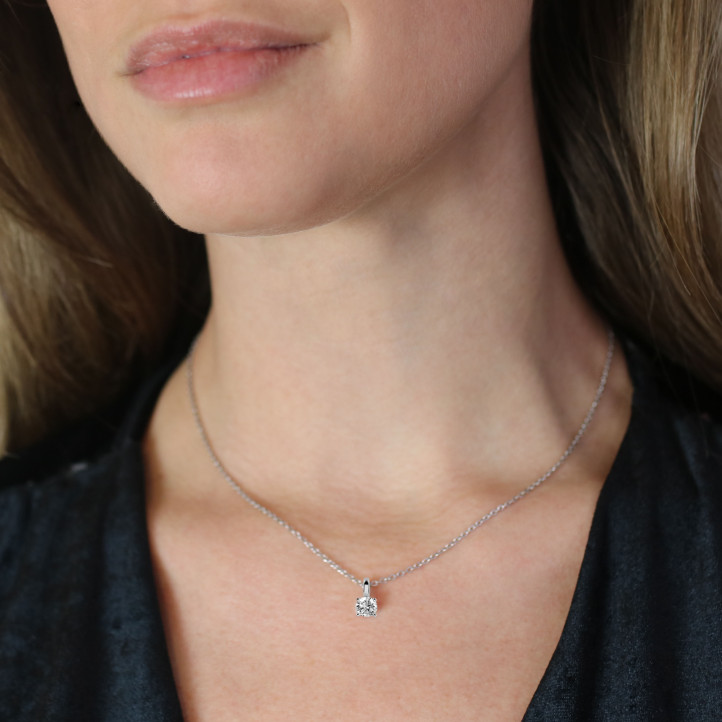 1.25 carat solitaire pendant in yellow gold with round diamond and four prongs