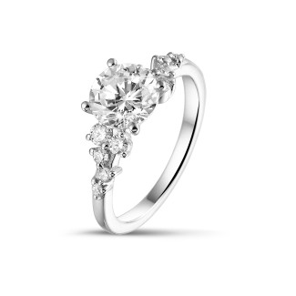 Classics - 1.00 carat solitaire cluster ring in white gold with a round diamond