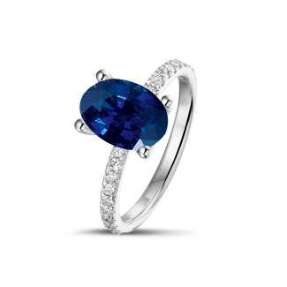Ring in white gold with oval sapphire and side diamonds