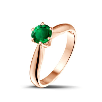 Solitaire ring in red gold with a round emerald