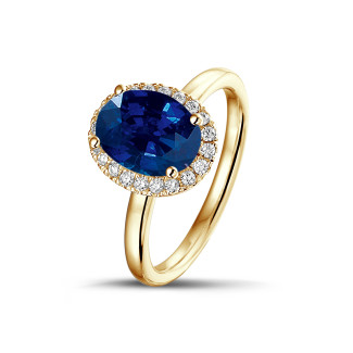 Halo ring in yellow gold with an oval sapphire
