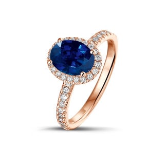 Engagement - Halo solitaire ring in red gold with an oval sapphire and small diamonds
