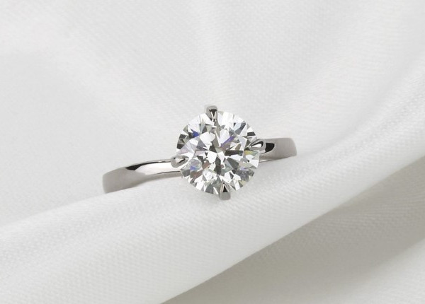 a round diamond displayed at the centre of a ring, highlighting its luxurious allure and craftsmanship