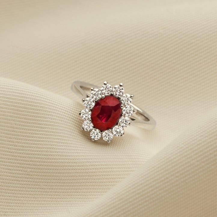 Entourage ring in yellow gold with an oval ruby and round diamonds
