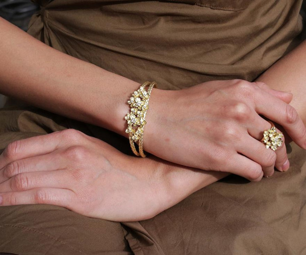 Flower diamond jewellery in 18 karats yellow gold