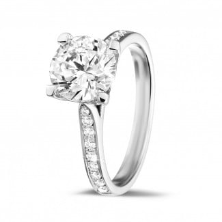 Engagement - 2.00 carat solitaire diamond ring in white gold with side diamonds
