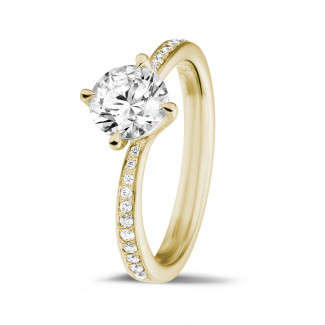 Engagement - 1.00 carat solitaire diamond ring in yellow gold with side diamonds 