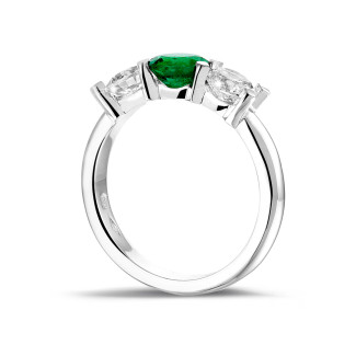 Jewels with rubies, sapphires and emeralds - Trilogy ring in white gold with a central emerald and 2 round diamonds