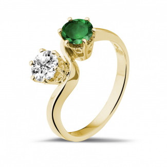 Engagement - Toi et Moi ring in yellow gold with round diamond and emerald