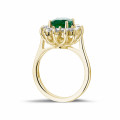 Entourage ring in yellow gold with an oval emerald and round diamonds