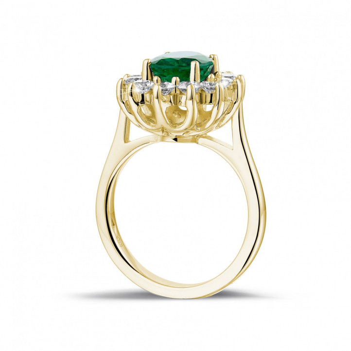 Entourage ring in yellow gold with an oval emerald and round diamonds