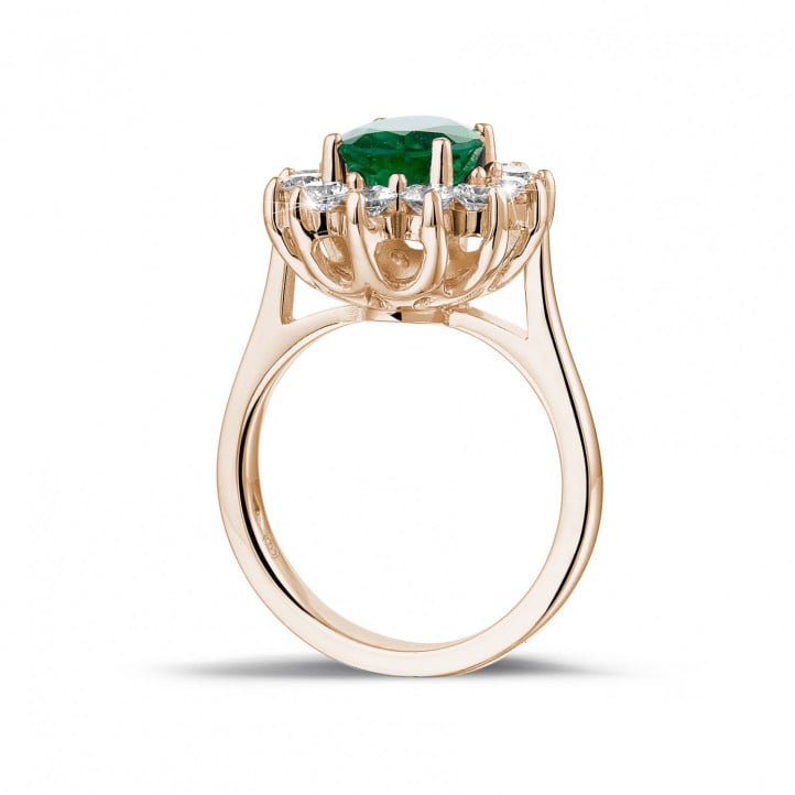 Entourage ring in red gold with an oval emerald and round diamonds