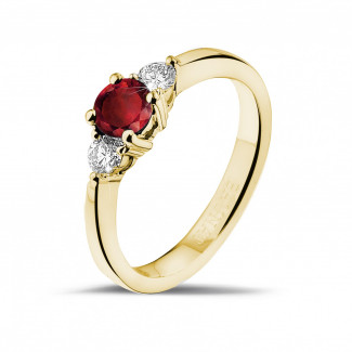 Rings - Trilogy ring in yellow gold with a central ruby and 2 round diamonds