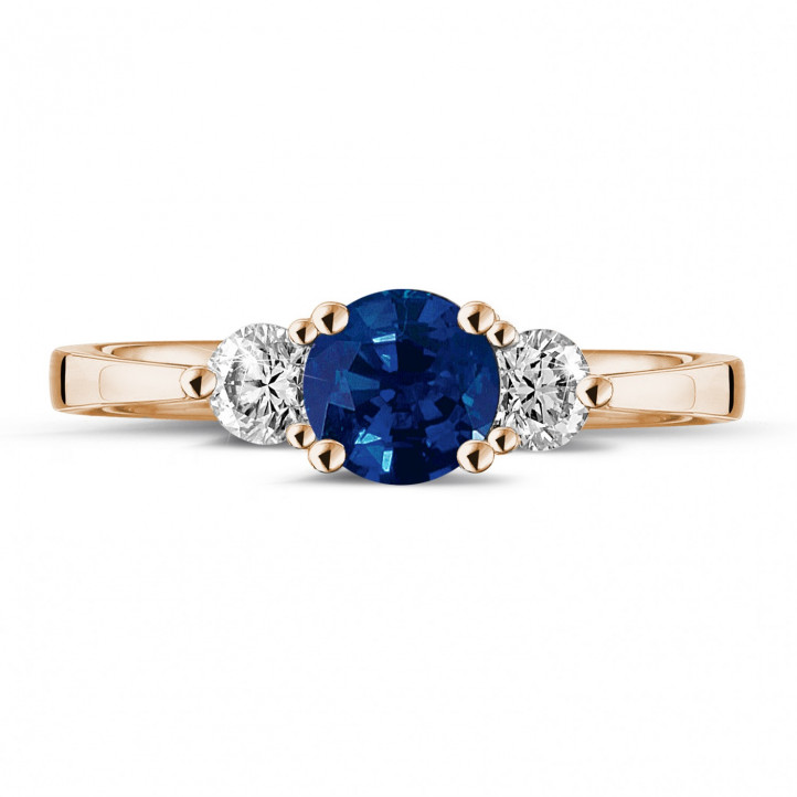Trilogy ring in red gold with a central sapphire and 2 round diamonds