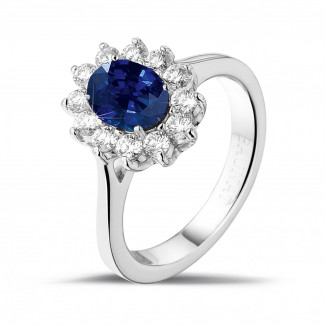 Entourage ring in platinum with an oval sapphire and round diamonds