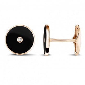 Red golden cufflinks with onyx and a central diamond