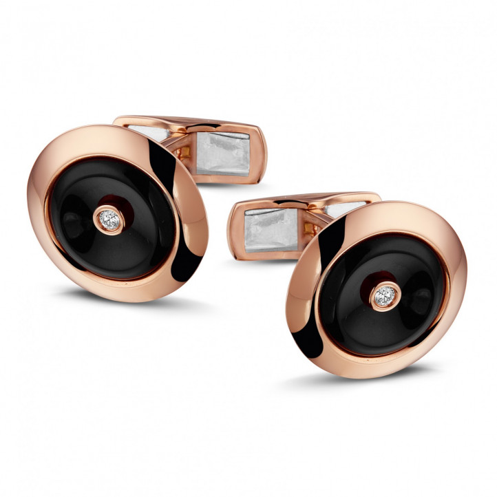 Red golden cufflinks with onyx and a central diamond