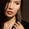 1.85 carat entourage ring in red gold with oval diamond