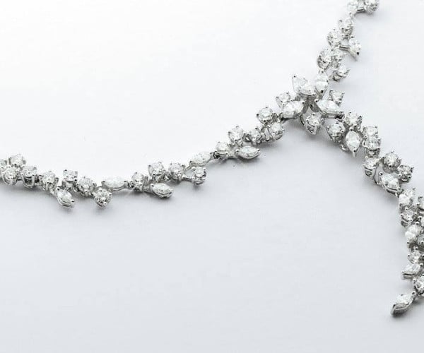Golden necklace with small round diamonds 