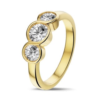 0.95 carat trilogy ring in yellow gold with round diamonds