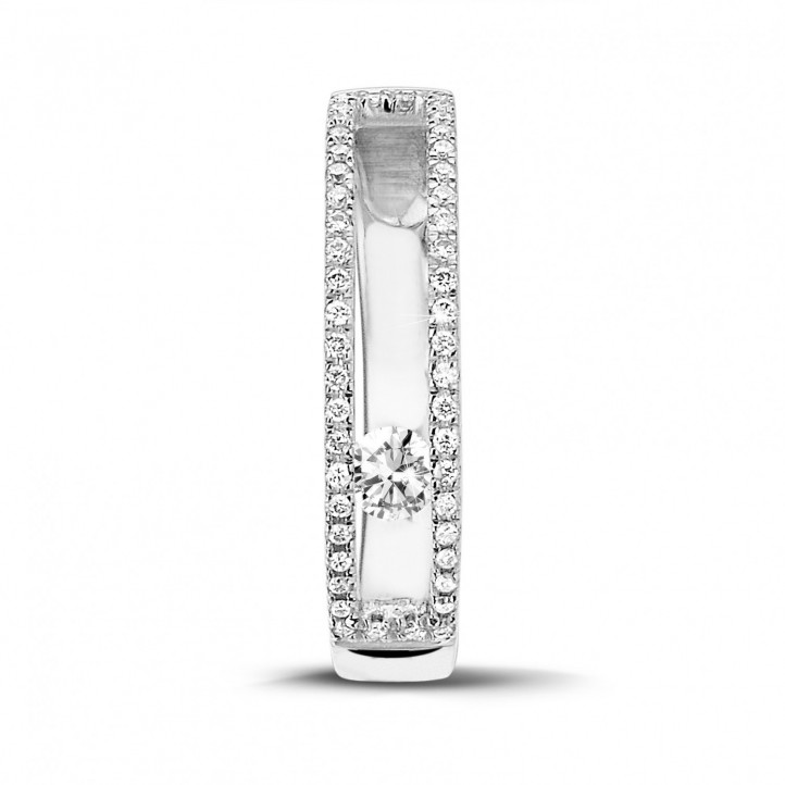 0.25 carat ring in white gold with a floating round diamond