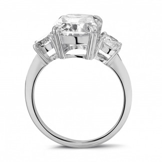 Engagement - Ring in white gold with cushion diamond and round diamonds