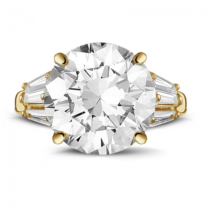 Ring in yellow gold with round diamond and taper cut diamonds