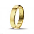 Wedding ring with a slightly domed surface of 5.00 mm in yellow gold