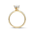 2.00克拉
黃金梨形單鑽戒指