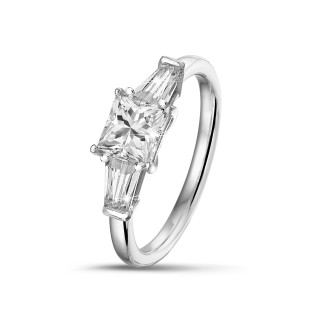鑽石求婚戒指 - 1.00 克拉白金三鑽戒指，鑲嵌公主方鑽和梯形鑽石