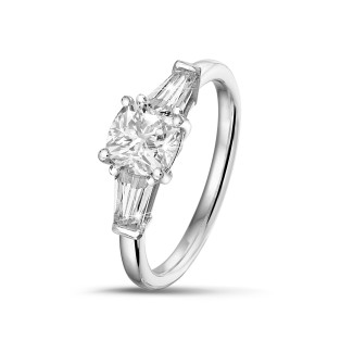 鑽石求婚戒指 - 1.00 克拉白金三鑽戒指，鑲嵌枕形鑽石和梯形鑽石