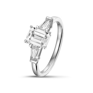 鑽石求婚戒指 - 1.00 克拉白金三鑽戒指，鑲嵌祖母綠切工鑽石和梯形鑽石