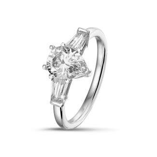 鑽石求婚戒指 - 1.00 克拉白金三鑽戒指，鑲嵌梨形鑽石和梯形鑽石