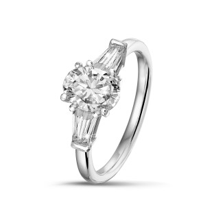 鑽石求婚戒指 - 1.00 克拉白金三鑽戒指，鑲嵌橢圓形鑽石和梯形鑽石
