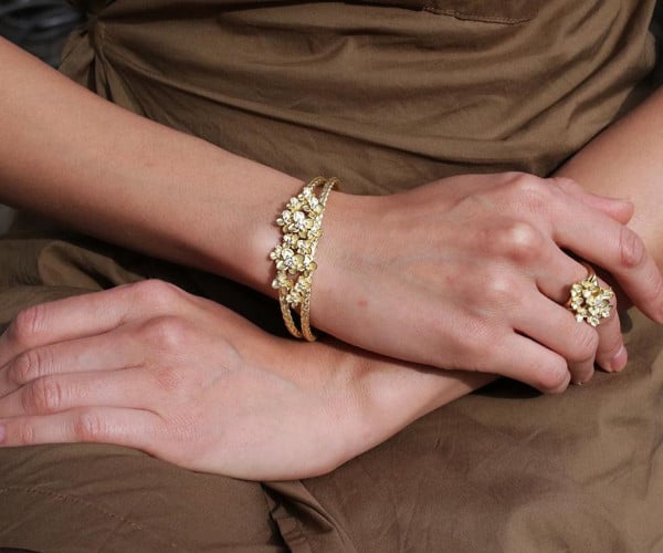Flower diamond jewellery in 18 karats yellow gold