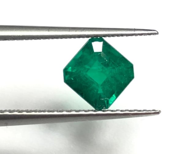 Green emerald with princess cut 