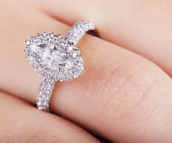 Marquise halo ring in whitegold