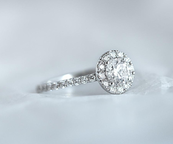 Caring for a diamond ring with a fabric cloth — BAUNAT