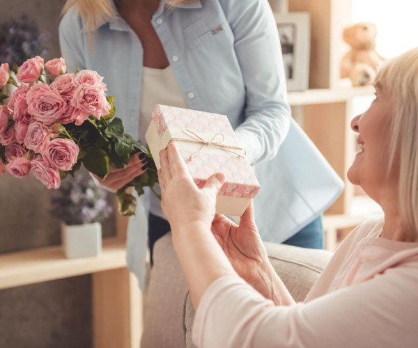 Women gets a gift and roses for Mother's Day – BAUNAT