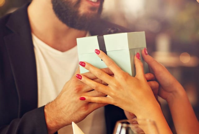 Man gives woman a jewellery gift over dinner - BAUNAT