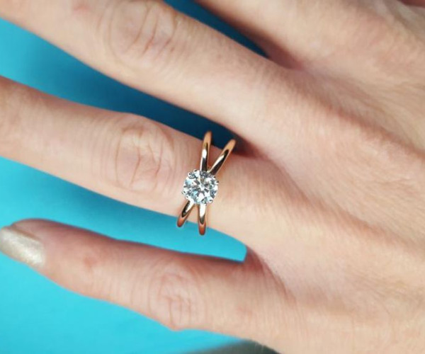Golden jewel with round diamond