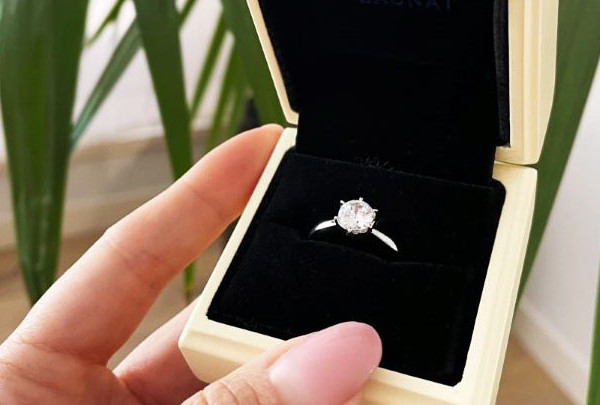 An engagement ring in 18 karats white gold