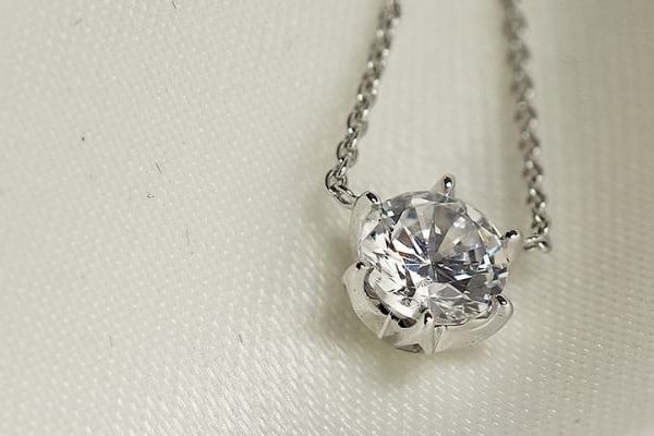 Diamond necklace 18 karats white gold