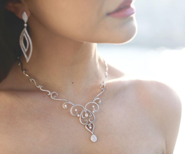 Diamond princess earrings and necklace in 18 karats white gold.