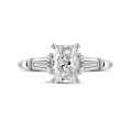 2.00 克拉鉑金三鑽戒指，鑲嵌雷迪恩形鑽石和梯形鑽石