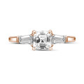 1.50 克拉玫瑰金三鑽戒指，鑲嵌阿斯切鑽石和梯形鑽石