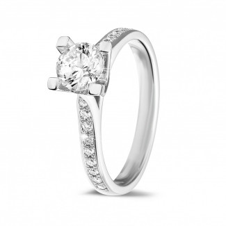 
                                                0.70 克拉